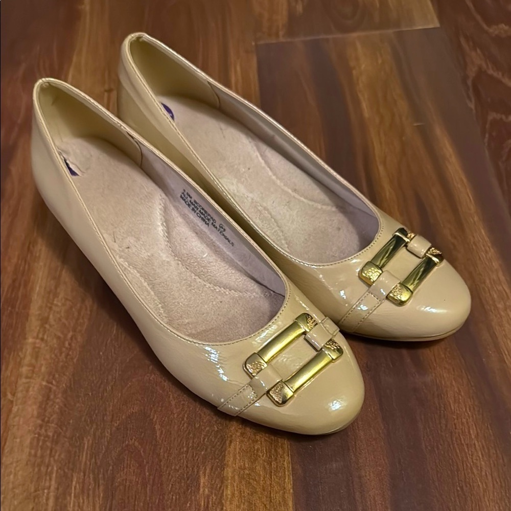 AEROSOLES Nude Low Heeled Shoes size 8.5